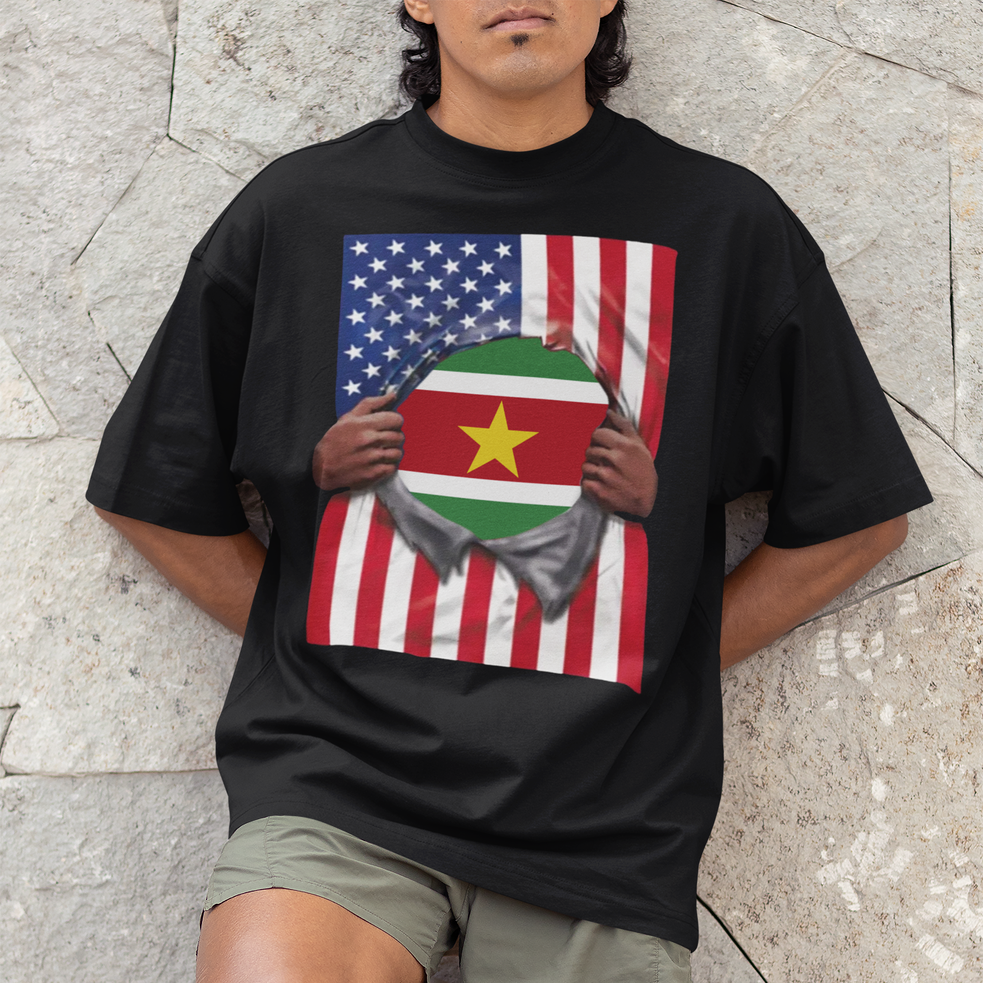 T-shirt Drapeau du Suriname + Drapeau des États-Unis | Drapeaux surinamien et américain | Fête de l'Indépendance | T-shirts humoristiques et viraux pour latinos | Unisexe - 4 couleurs