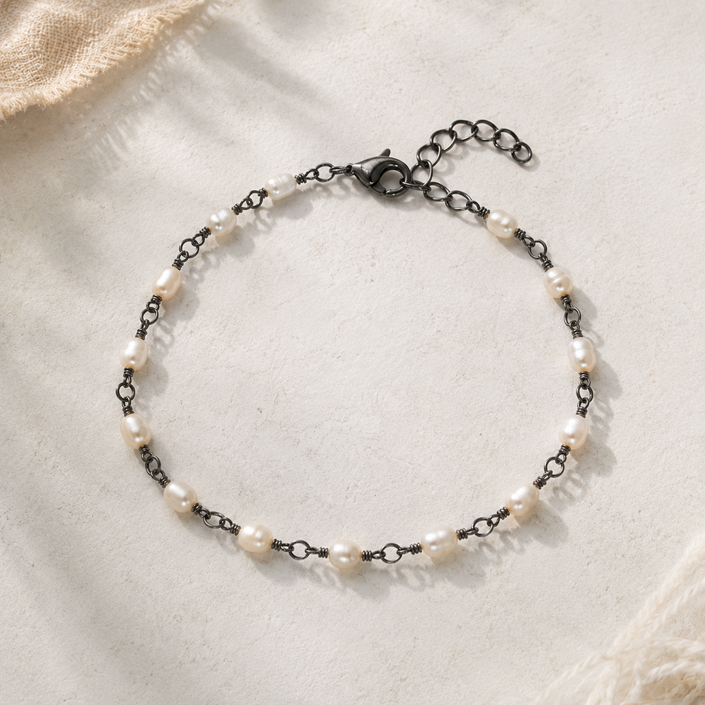 Bracelet en perles d'eau douce oxydées serti de fil métallique