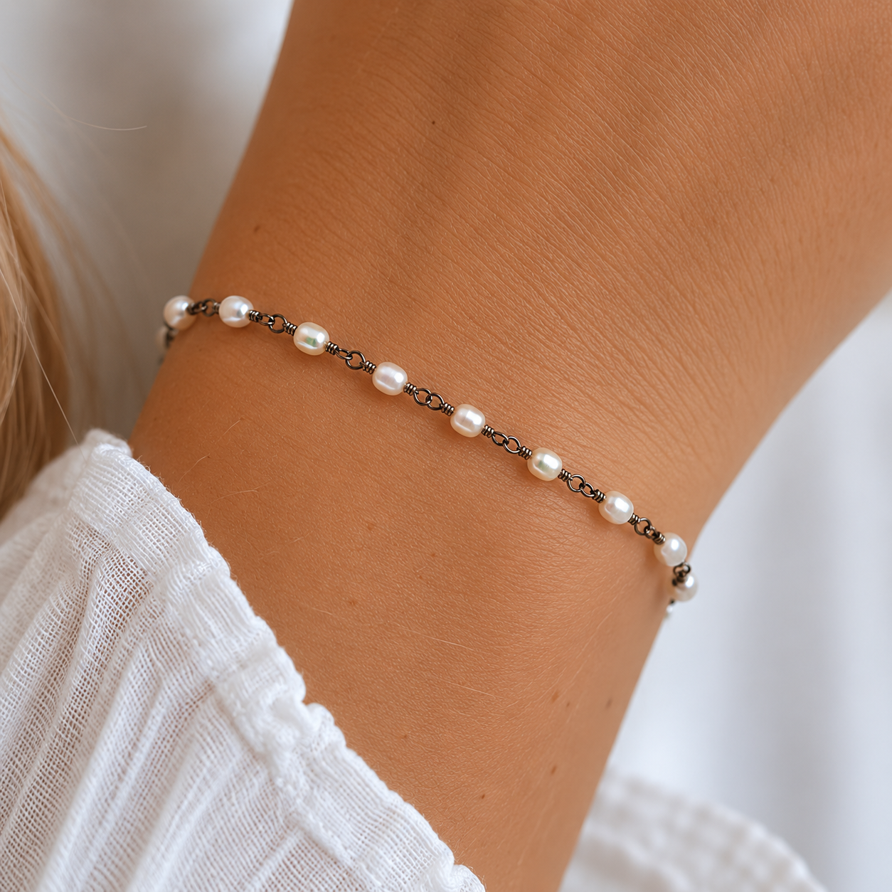 Bracelet en perles d'eau douce oxydées serti de fil métallique