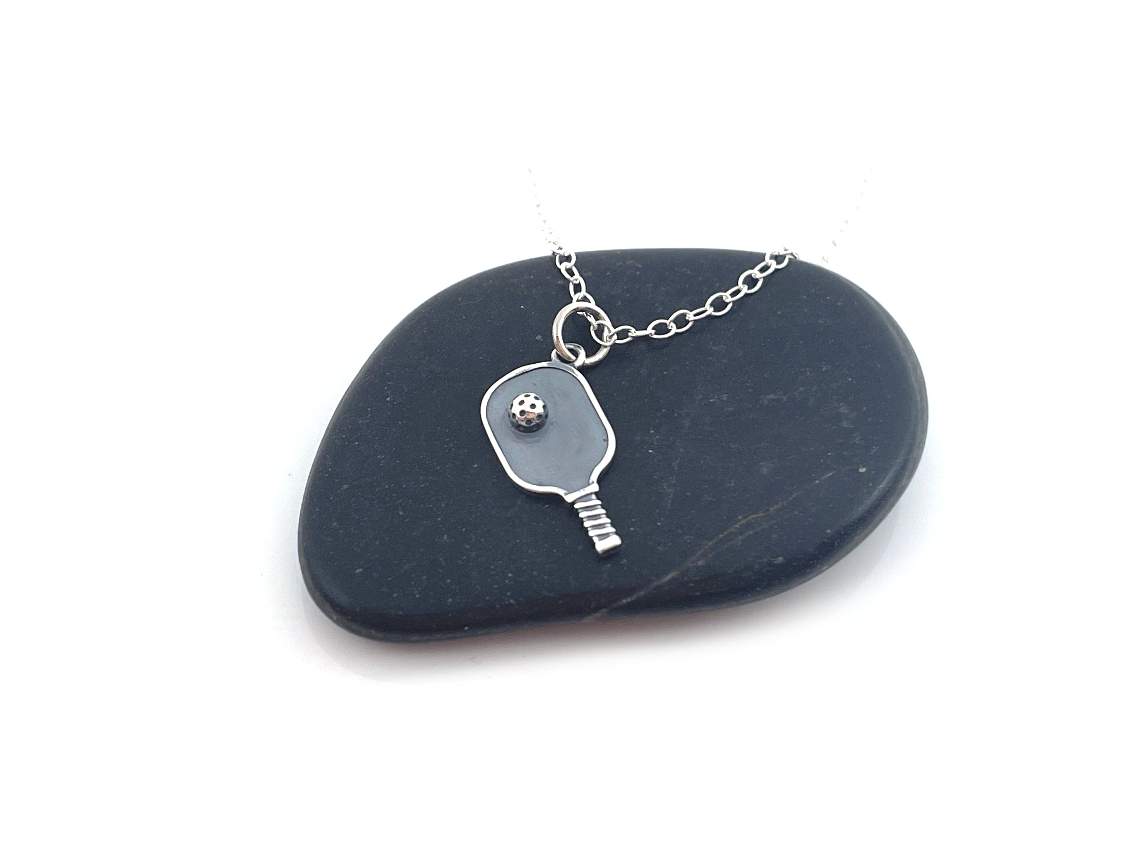 Breloque raquette de pickleball - Pendentif sportif - Collier en argent sterling - Bijoux faits à la main