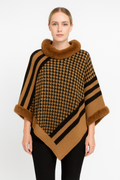 Poncho en maille à motifs avec bordure en fausse fourrure