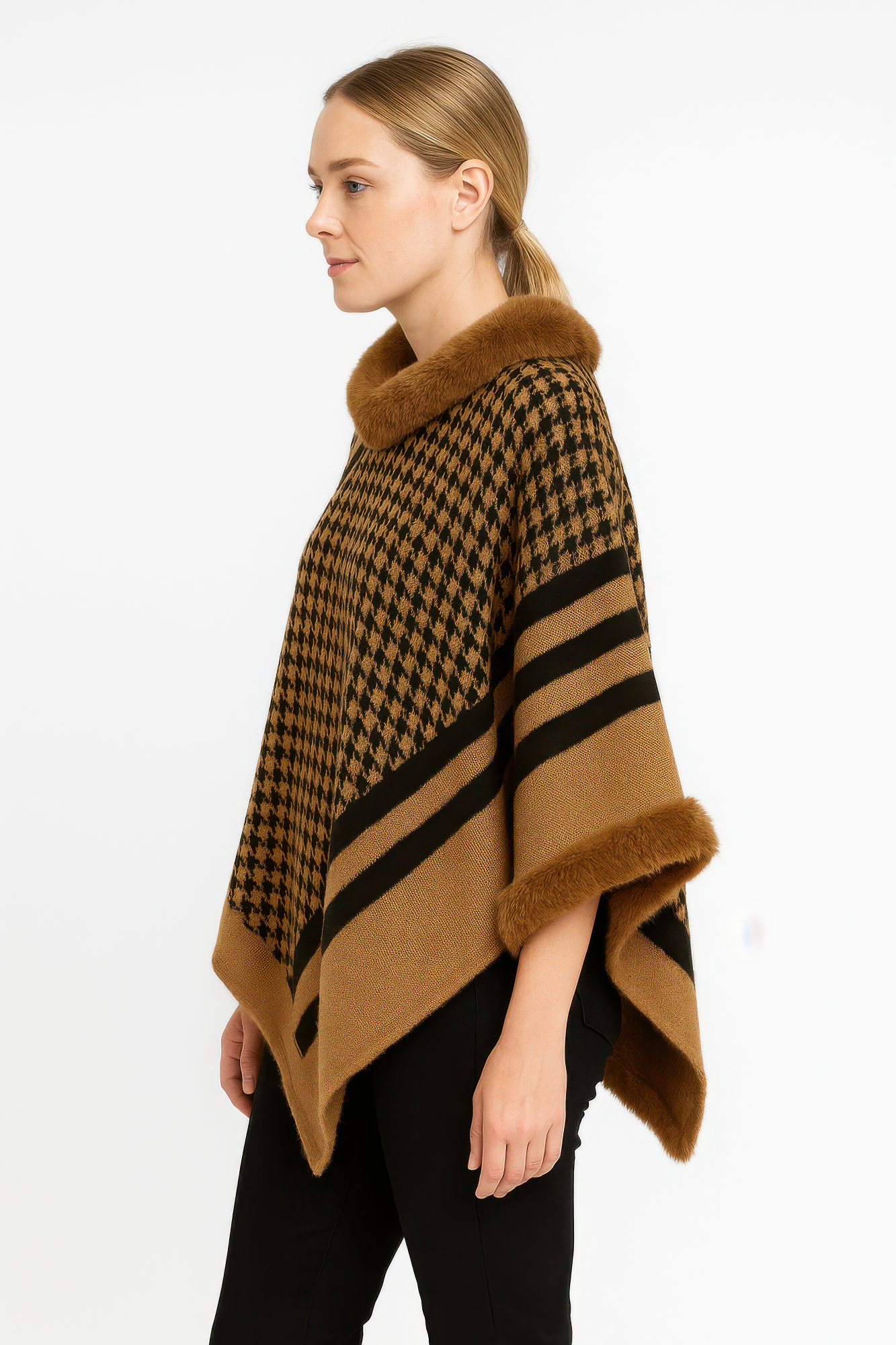Poncho en maille à motifs avec bordure en fausse fourrure