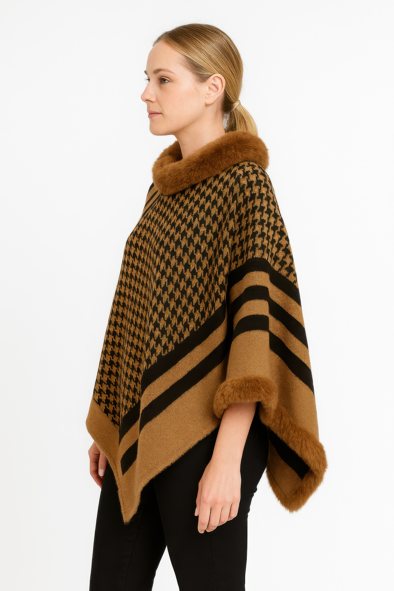 Poncho en maille à motifs avec bordure en fausse fourrure
