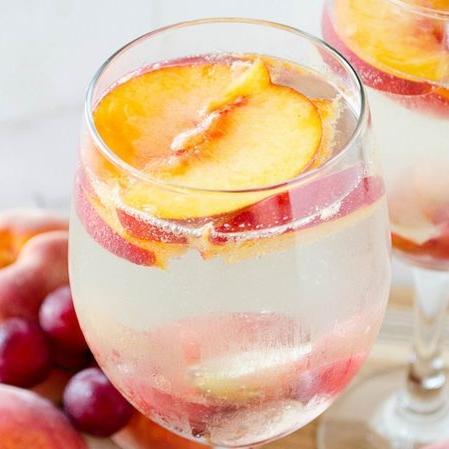 Sangria Sonoma - (Aussi connue sous le nom de Sangria au vin blanc, pêche et estragon)