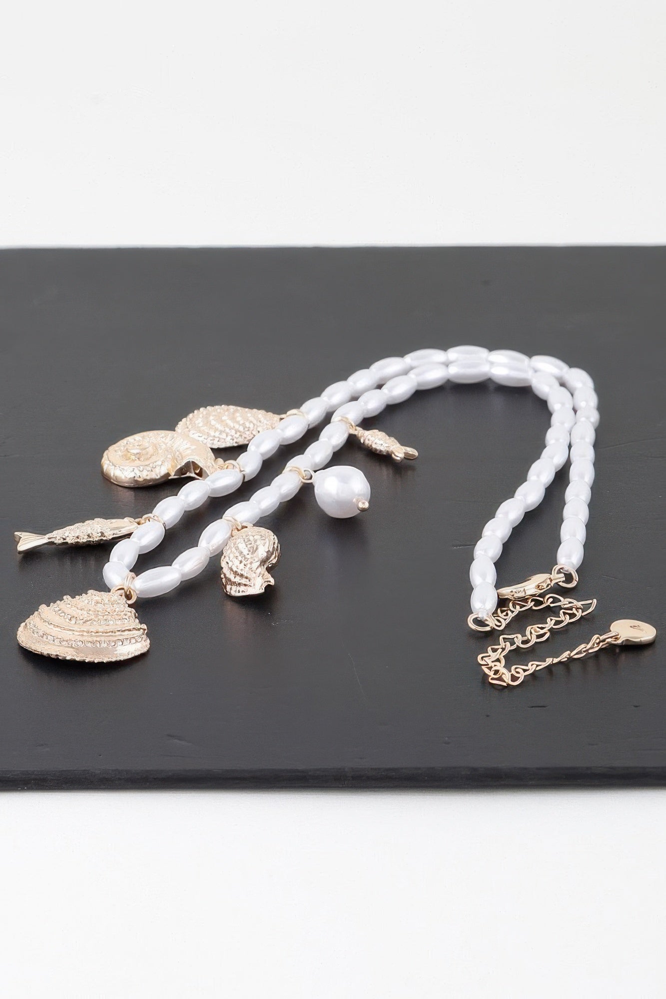 Collier de perles sous la mer