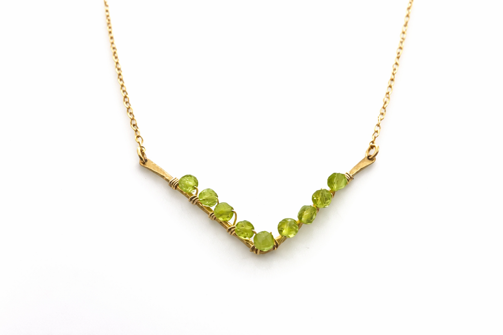 Collier Péridot en V – Bijou unique en fil doré enroulé