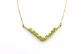 Collier Péridot en V – Bijou unique en fil doré enroulé