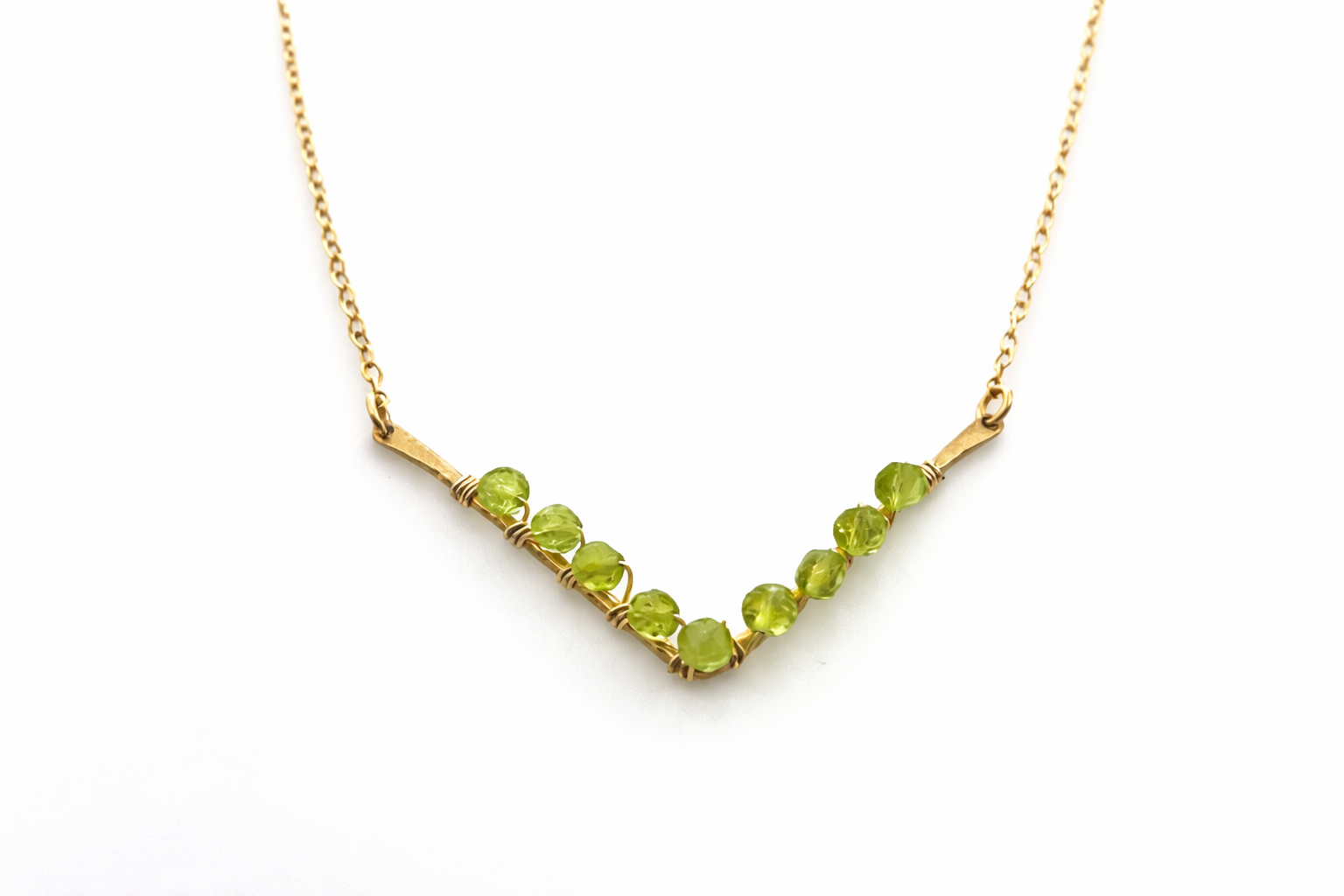 Collier Péridot en V – Bijou unique en fil doré enroulé