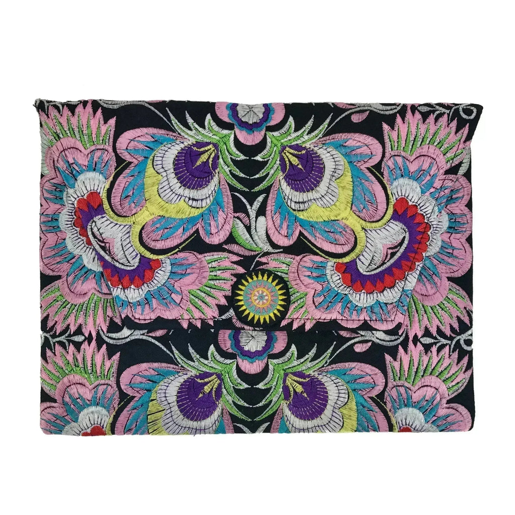 Pochette brodée de fleurs