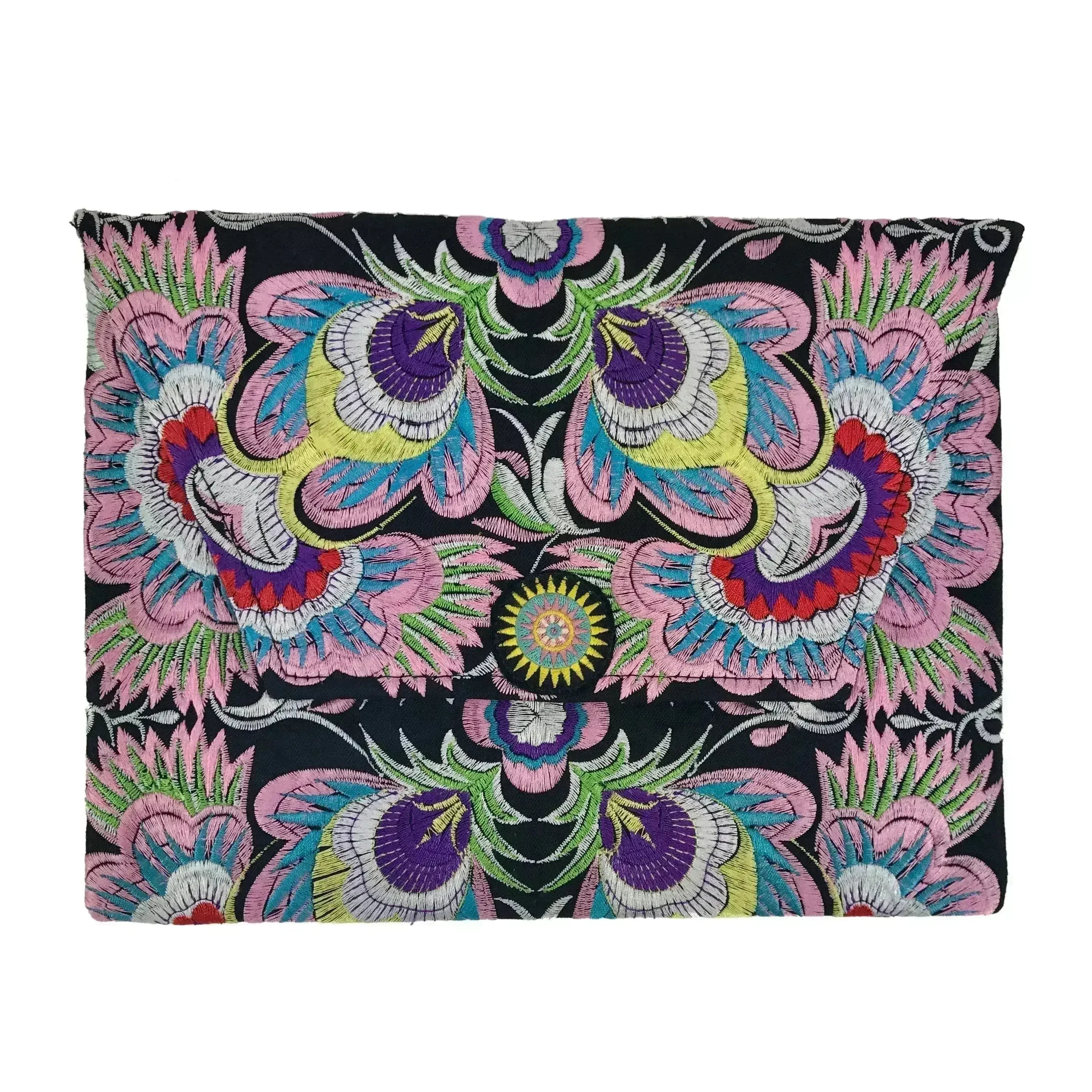 Pochette brodée de fleurs
