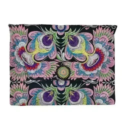 Pochette brodée de fleurs