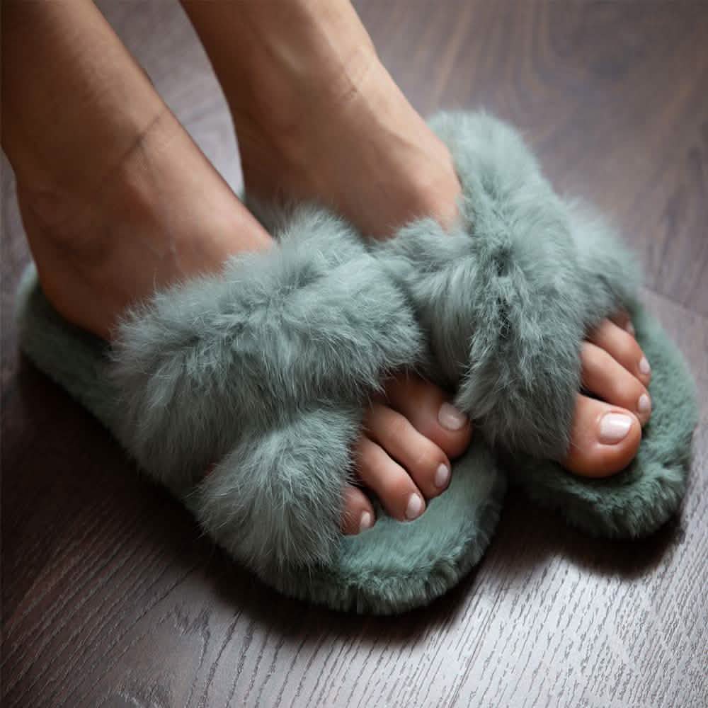 Chaussons en peluche à bride croisée