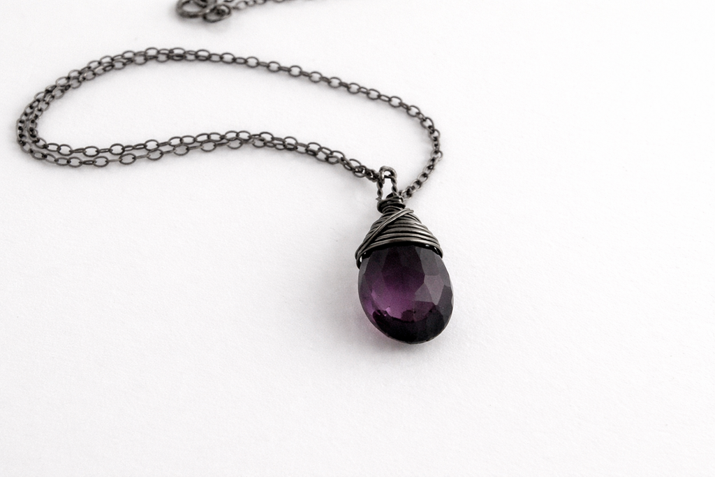 Collier en Hydro Quartz Violet Foncé – Argent Sterling Oxydé – Pendentif Fil enroulé – Chaîne de 45 cm