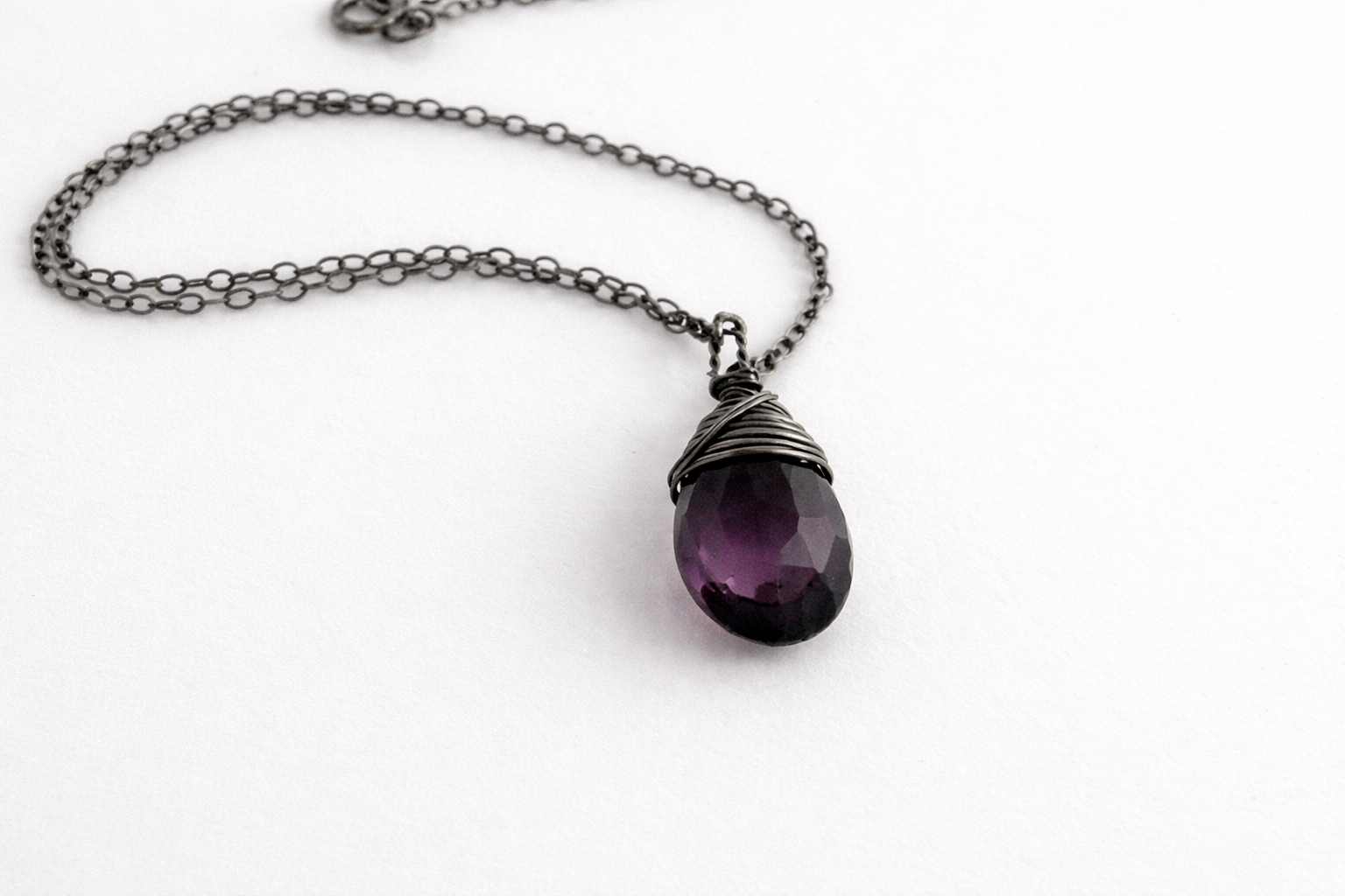 Collier en Hydro Quartz Violet Foncé – Argent Sterling Oxydé – Pendentif Fil enroulé – Chaîne de 45 cm