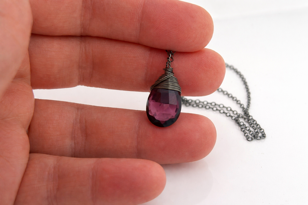 Collier en Hydro Quartz Violet Foncé – Argent Sterling Oxydé – Pendentif Fil enroulé – Chaîne de 45 cm