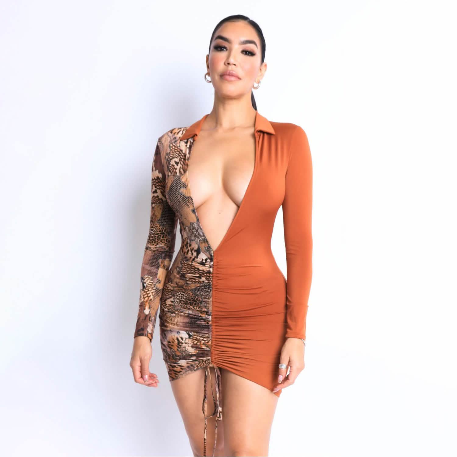 Robe à imprimé, avec fronces bloquées et décolleté plongeant en V