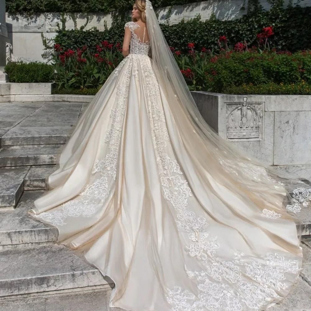 Robe de mariée de luxe vintage à manches courtes et jupe volumineuse