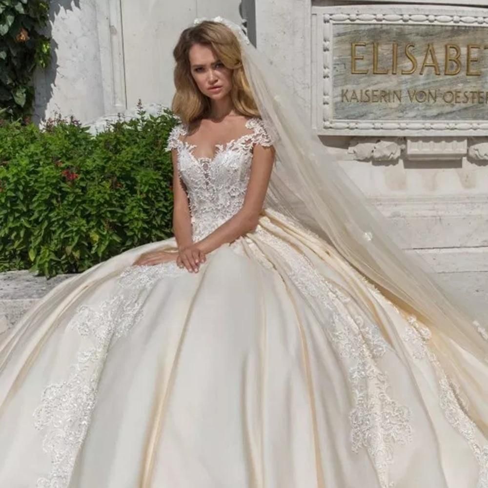 Robe de mariée de luxe vintage à manches courtes et jupe volumineuse