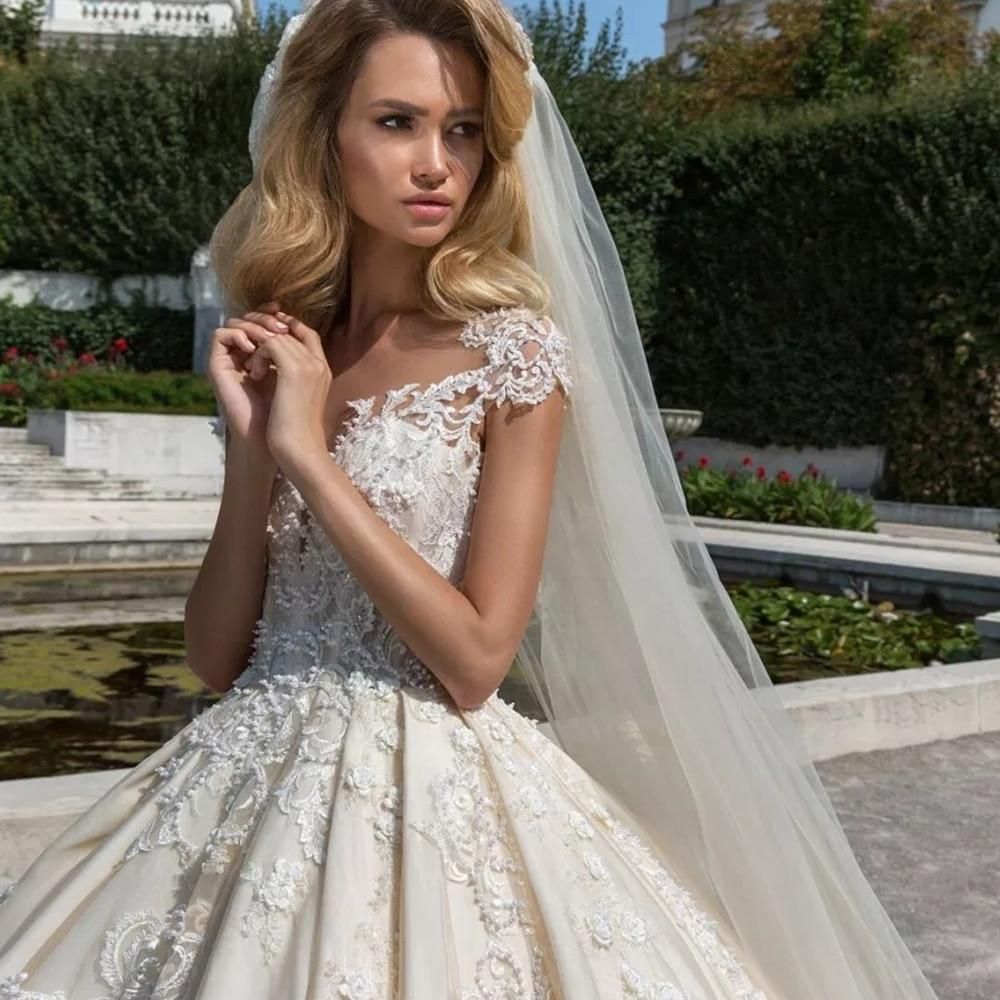 Robe de mariée de luxe vintage à manches courtes et jupe volumineuse