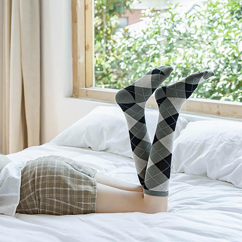 1 Paire de Chaussettes Montantes Chaudes Motif Losanges en Coton Style Collège pour Automne Hiver Chaussettes de Course et d'Escalade à la Mode pour Hommes et Femmes