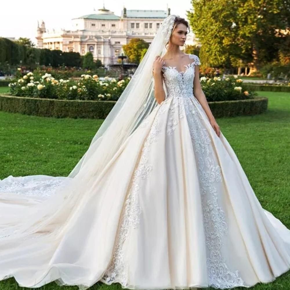 Robe de mariée de luxe vintage à manches courtes et jupe volumineuse