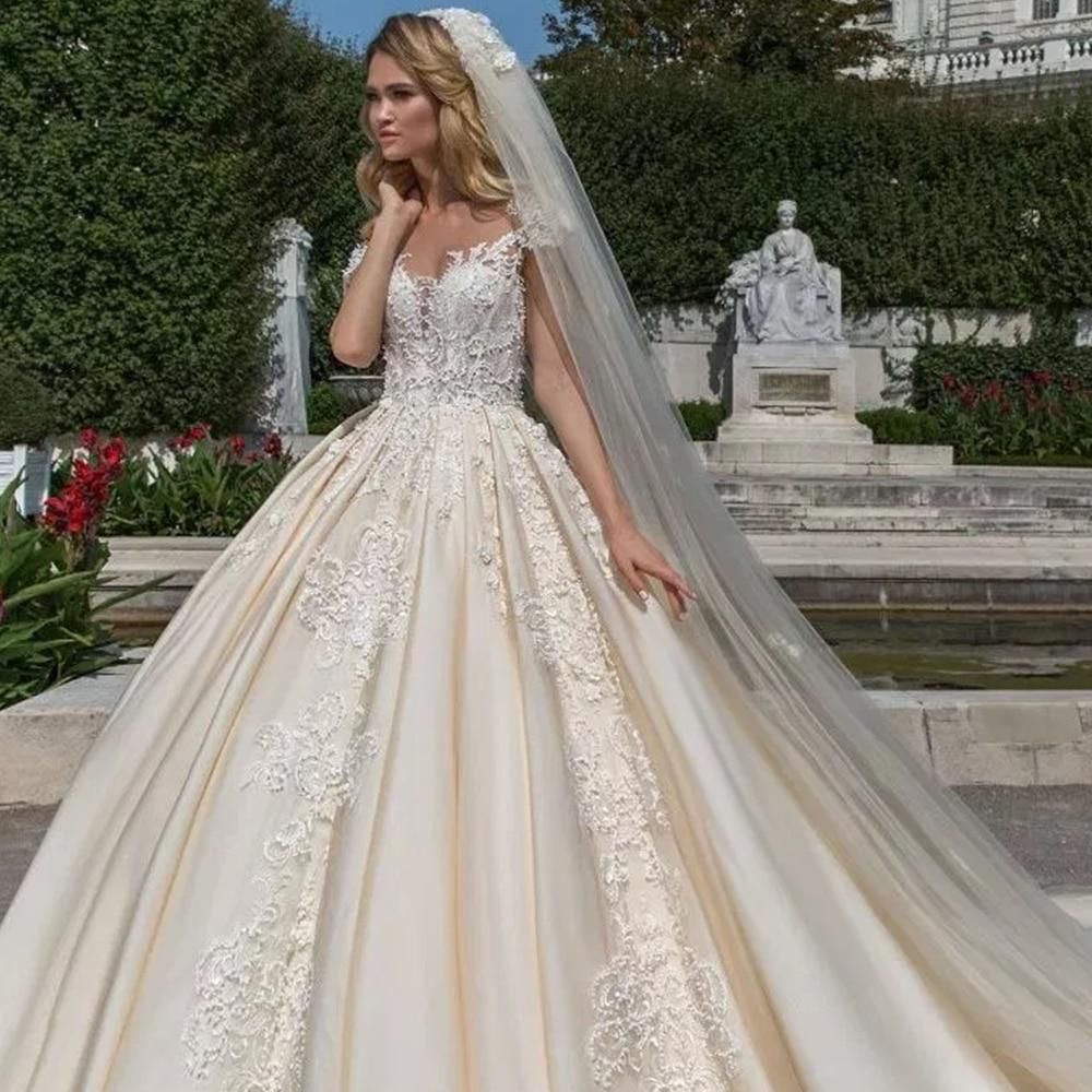 Robe de mariée de luxe vintage à manches courtes et jupe volumineuse