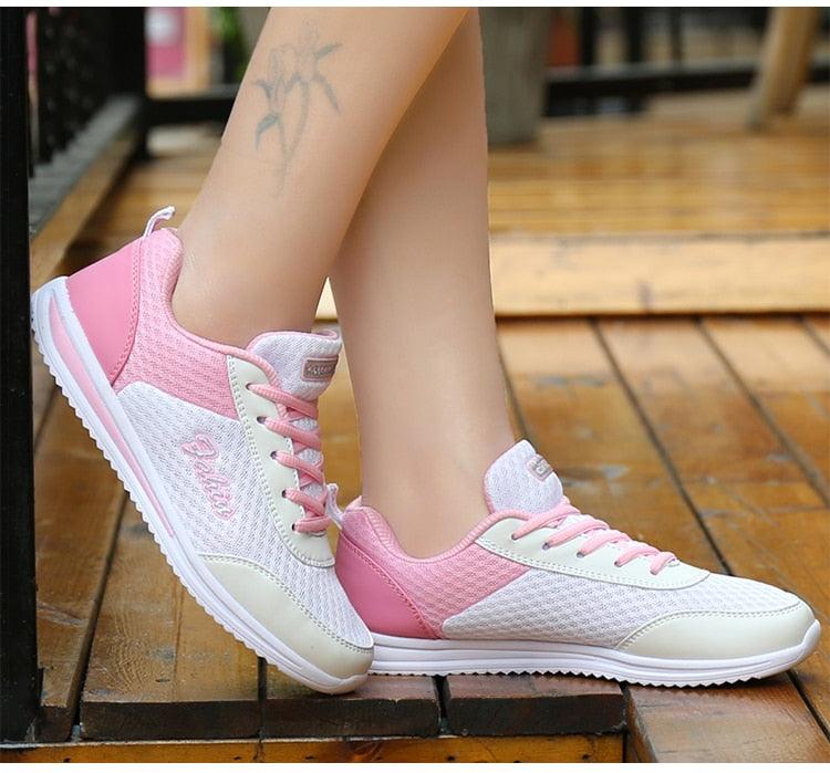 Nouvelles baskets décontractées violettes pour femmes Chaussures respirantes en maille pour femmes Baskets épaisses Chaussures de marche course tennis gym antidérapantes pour femmes