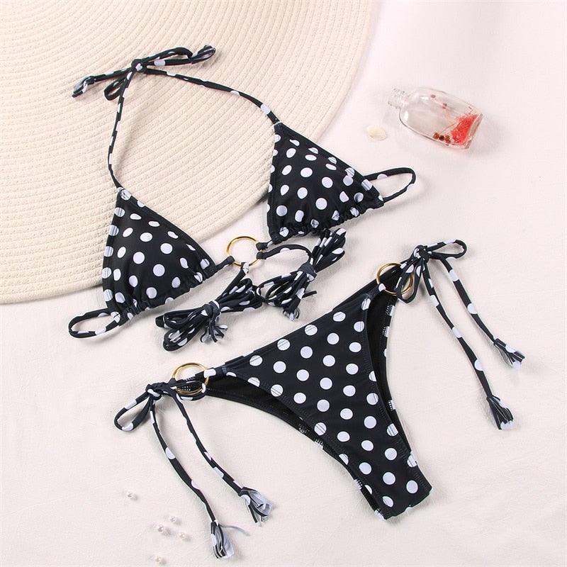 Maillot de bain deux pièces triangle réglable à dos nu croisé, avec lacets et liens, pour femme. Bas de maillot de bain brésilien string. Maillot de bain femme ajouré de qualité, plissé. Ensemble bikini femme réversible.