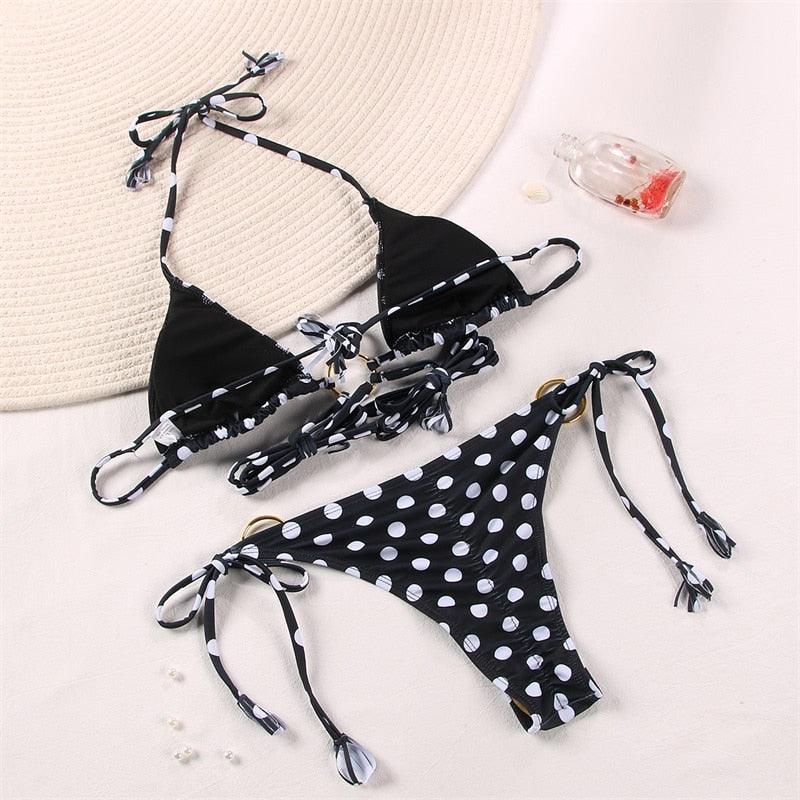 Maillot de bain deux pièces triangle réglable à dos nu croisé, avec lacets et liens, pour femme. Bas de maillot de bain brésilien string. Maillot de bain femme ajouré de qualité, plissé. Ensemble bikini femme réversible.