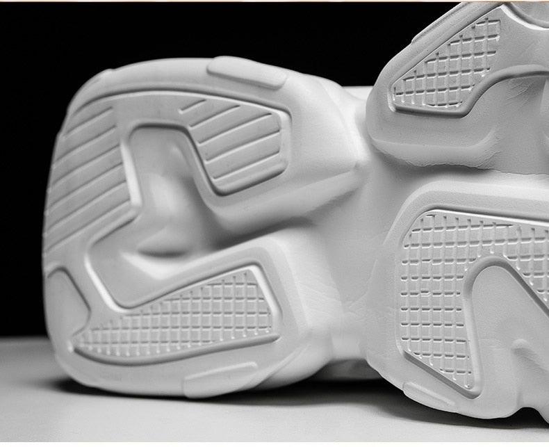 Chaussures de sport blanches pour hommes, tendance décontractée confortable, baskets épaisses noires pour hommes, design été blanc, baskets de tennis de course en plein air, mode sport, baskets décontractées confortables pour hommes.