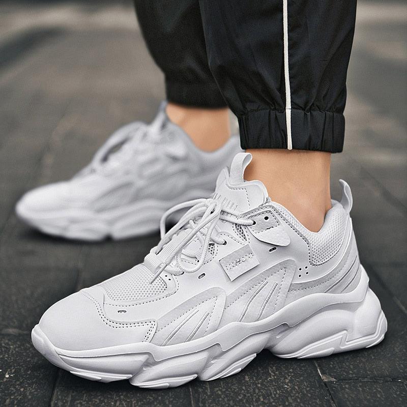 Chaussures de sport blanches pour hommes, tendance décontractée confortable, baskets épaisses noires pour hommes, design été blanc, baskets de tennis de course en plein air, mode sport, baskets décontractées confortables pour hommes.