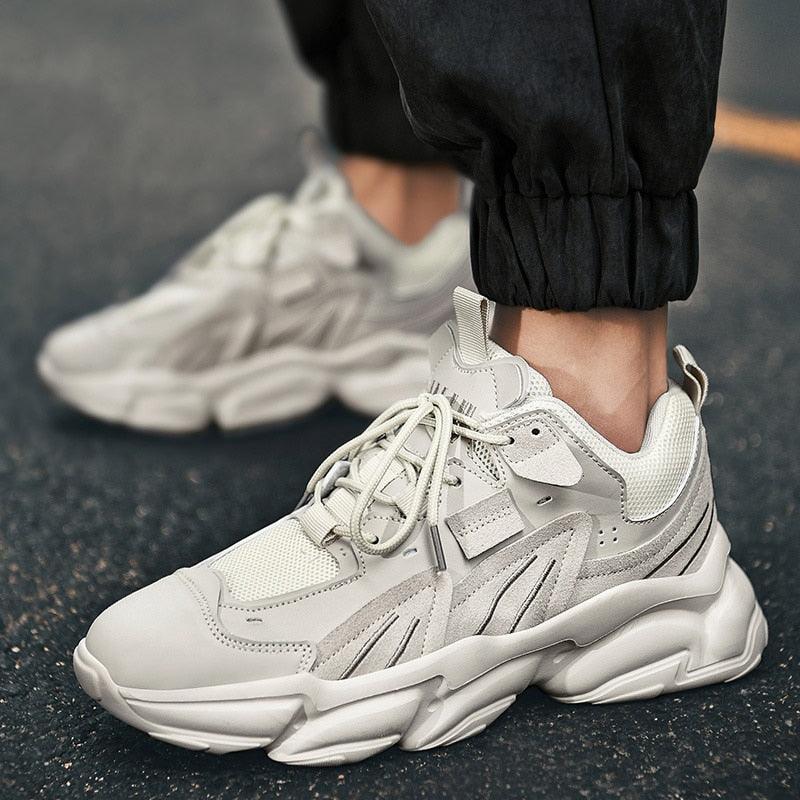 Chaussures de sport blanches pour hommes, tendance décontractée confortable, baskets épaisses noires pour hommes, design été blanc, baskets de tennis de course en plein air, mode sport, baskets décontractées confortables pour hommes.
