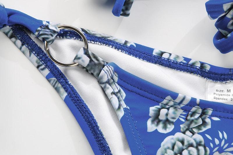 Maillot de bain deux pièces triangle réglable à dos nu croisé, avec lacets et liens, pour femme. Bas de maillot de bain brésilien string. Maillot de bain femme ajouré de qualité, plissé. Ensemble bikini femme réversible.