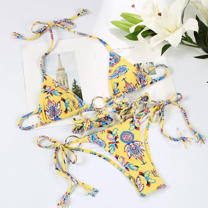 Maillot de bain deux pièces triangle réglable à dos nu croisé, avec lacets et liens, pour femme. Bas de maillot de bain brésilien string. Maillot de bain femme ajouré de qualité, plissé. Ensemble bikini femme réversible.