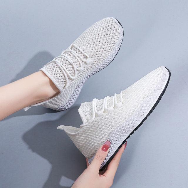 Chaussures de course pour femmes d'été en tissu tissé Sneakers de sport mode décontractée Chaussures de marche en maille respirante antidérapantes légères et respirantes Chaussures de course en maille au design confortable