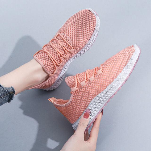 Chaussures de course pour femmes d'été en tissu tissé Sneakers de sport mode décontractée Chaussures de marche en maille respirante antidérapantes légères et respirantes Chaussures de course en maille au design confortable