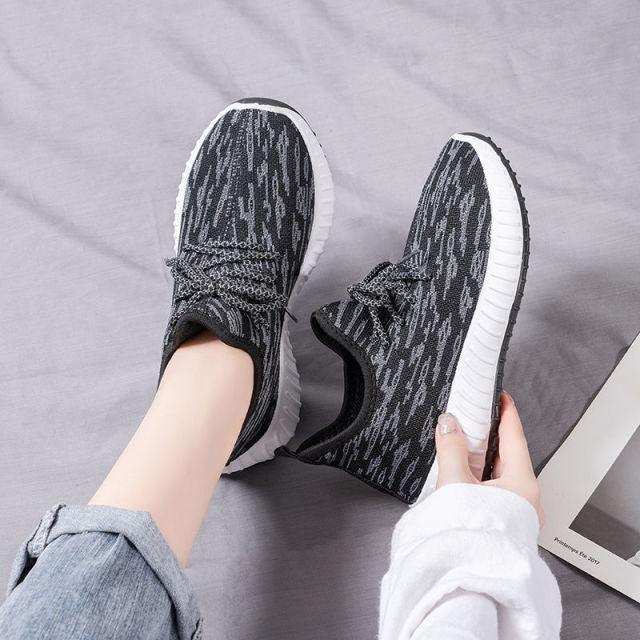 Chaussures de course pour femmes d'été en tissu tissé Sneakers de sport mode décontractée Chaussures de marche en maille respirante antidérapantes légères et respirantes Chaussures de course en maille au design confortable