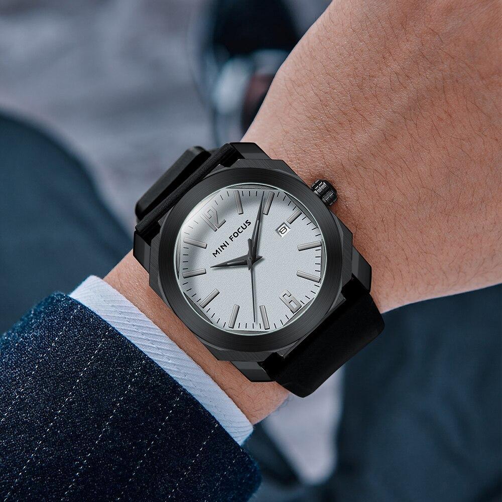 Montre Classique Sport Homme Mode Rond Étanche Quartz Montre-Bracelet Élégant Bracelet en Silicone Design Stylé