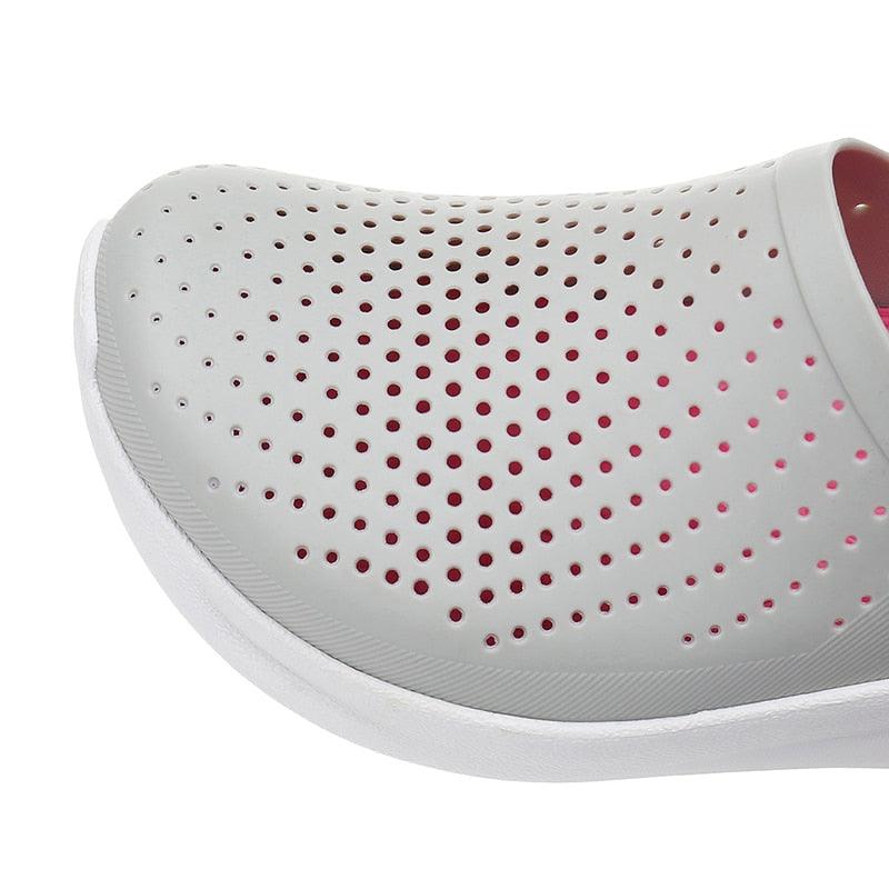 Nouvelles sandales, chaussures à trous pour hommes, sandales pour femmes, sabots, chaussures de jardin unisexes, chaussures d'eau grises, sandales légères à enfiler, chaussures d'été pour la plage, la piscine, la douche