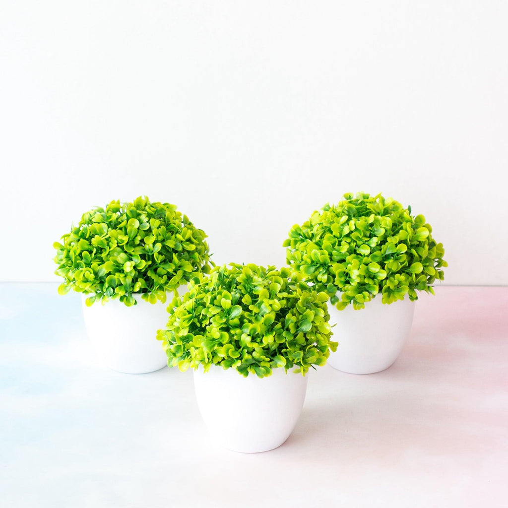 Mini bonsaï artificiel mignon en pot en plastique 15x16cm Cadeau d'ami Fausse décoration avec pots en plastique Arrangements de fleurs artificielles pour la décoration de la maison
