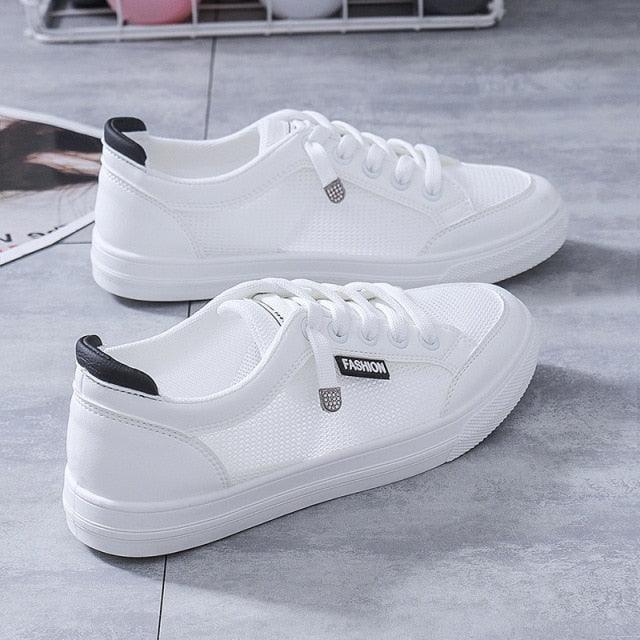 Baskets blanches décontractées pour femmes Printemps Été Respirantes Plates Couleur unie Chaussures en maille Baskets plates blanches à la mode Baskets de sport pour femmes Tennis Marche Gym Baskets à la mode