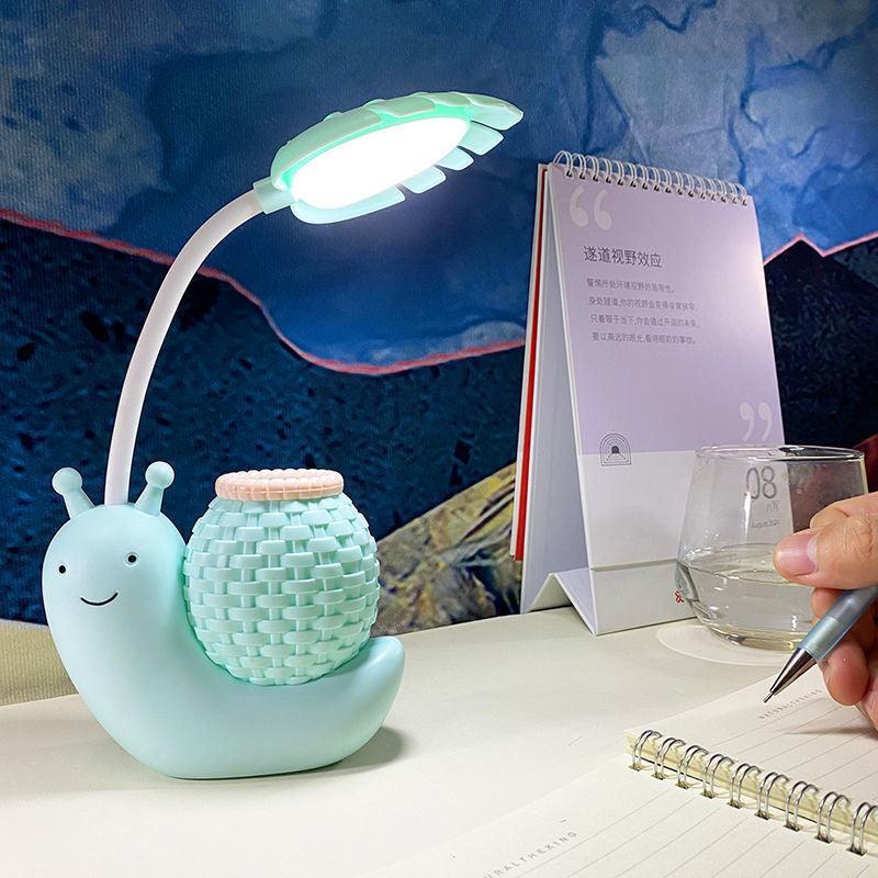 Lampe de table à LED Snail, jolie lampe de bureau avec porte-stylo, veilleuse de lecture pour enfants, chambre à coucher, dortoir universitaire, protection des yeux, organisateur réglable, jolies lampes d'étude pour la décoration de chambre.