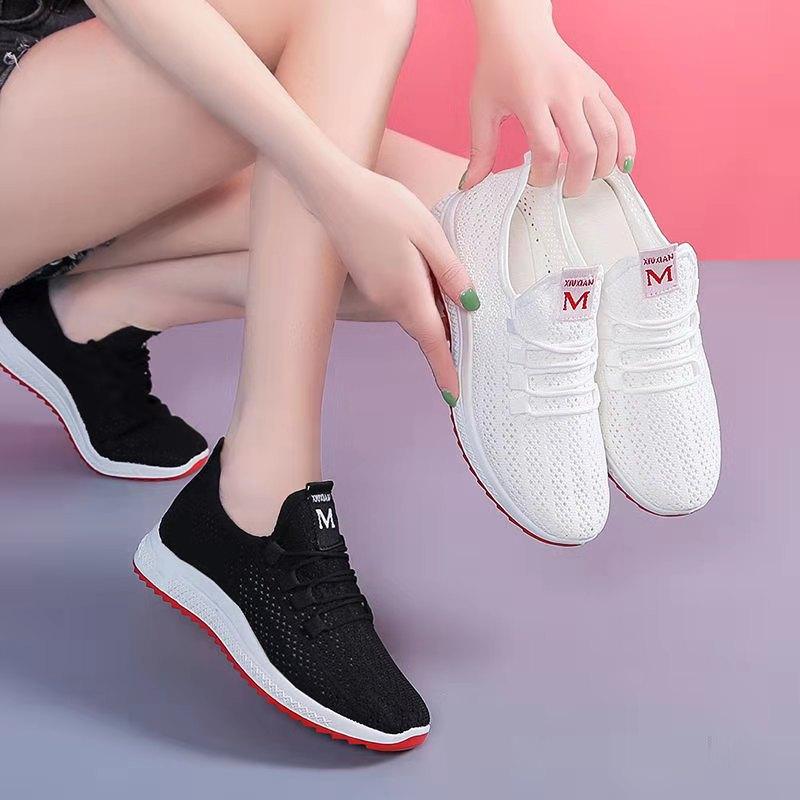 Chaussures de course pour femmes d'été en tissu tissé Sneakers de sport mode décontractée Chaussures de marche en maille respirante antidérapantes légères et respirantes Chaussures de course en maille au design confortable
