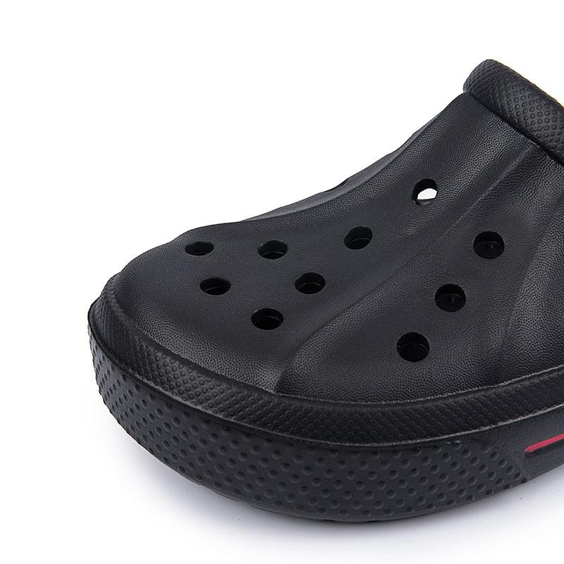 Sandales pour Femmes Été Trous Chaussures en Caoutchouc Sabots Chaussures de Jardin Noires Sandales Plates de Plage Sabots de Jardin Sandales Légères à Enfiler Classiques Réglables Chaussons de Marche d'Extérieur