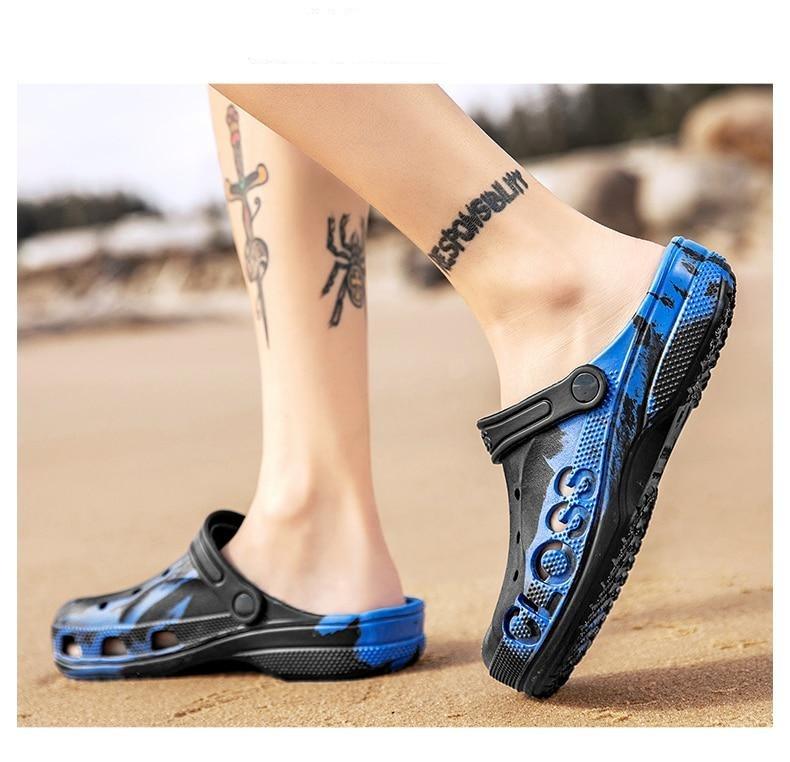 Nouvelles chaussures d'été pour hommes, sabots bleus, chaussures de jardin peintes, sandales plates de plage respirantes, sabots de jardin, mules classiques, semelle en caoutchouc antidérapante, sabots d'été à enfiler