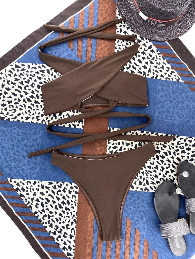 Ensemble de bikinis croisés creux, maillot de bain pour femme, nouveau maillot de bain deux pièces de couleur unie, haut de bikini à licou croisé avec découpes et bas taille haute, tenue de plage d'été, maillot de bain pour femme.