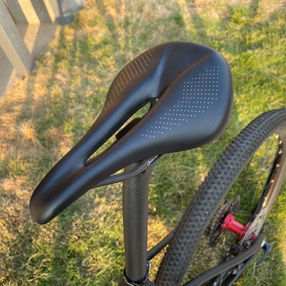 Selle de Vélo de Route Entièrement en Carbone Super Légère Cuir Carbone Siège de Vélo Optimisé Pour Hommes Support d'Os Ischiatique Flexible et Confortable Absorption des Chocs Selle de Vélo de Route