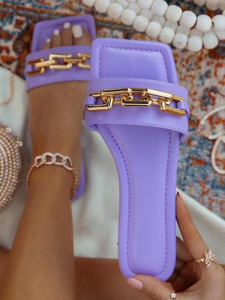 Mules plates pour femmes couleur violet, chaîne dorée, luxe, bout carré, talon plat, d'été, pour l'extérieur, la plage. Sandales plates en cuir avec bride et chaîne, à bout ouvert, confortables et élégantes.