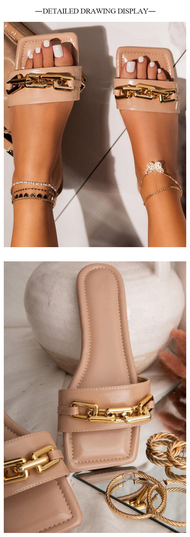 Mules plates pour femmes couleur violet, chaîne dorée, luxe, bout carré, talon plat, d'été, pour l'extérieur, la plage. Sandales plates en cuir avec bride et chaîne, à bout ouvert, confortables et élégantes.