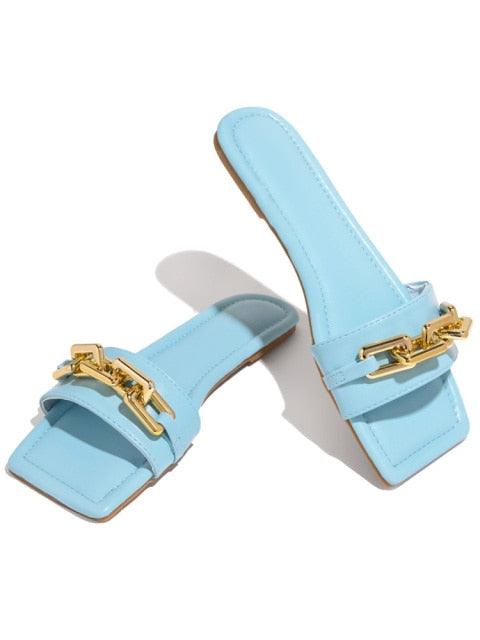 Mules plates pour femmes couleur violet, chaîne dorée, luxe, bout carré, talon plat, d'été, pour l'extérieur, la plage. Sandales plates en cuir avec bride et chaîne, à bout ouvert, confortables et élégantes.